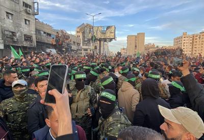 Palestinians gather near the site of the handover of the Israeli hostages to the International Committee of the Red Cross (ICRC)-stock-foto