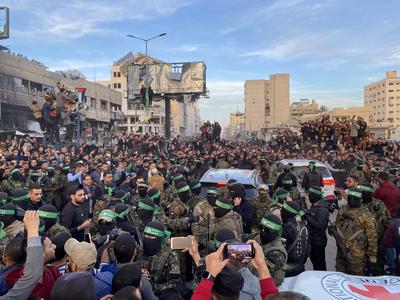 Palestinians gather near the site of the handover of the Israeli hostages to the International Committee of the Red Cross (ICRC)-stock-foto