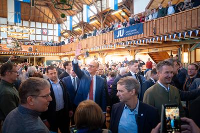 Bundestagswahlkampf - Wei?wurstfr?hst?ck im Sauerl?ndischen Brilon mit den Vorsitzenden von CDU und CSU - Friedrich Merz, CDU-Parteivorsitzender und Kanzlerkandidat-stock-foto