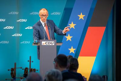 Bundestagswahlkampf - Wei?wurstfr?hst?ck im Sauerl?ndischen Brilon mit den Vorsitzenden von CDU und CSU - Friedrich Merz, CDU-Parteivorsitzender und Kanzlerkandidat-stock-foto