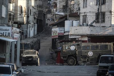 Israeli military vehicles are seen during a raid on the Ein Beit al-Maa refugee camp near the West Bank city of Nablus-stock-foto