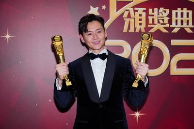MACAO, CHINA - JANUARY 19: Actor Owen Cheung Chun Long poses with trophy on the backstage during 2024 TVB Anniversary Aw-stock-foto
