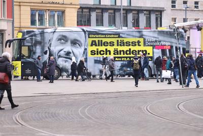 News Themen der Woche KW03 Halle (Saale), Sachsen-Anhalt, Deutschland, 16.01.2025: Marktplatz: FDP-Wahlkampftour: Ein Wa-stock-photo