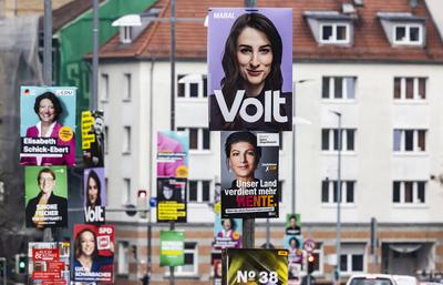 News Themen der Woche KW03 News Bilder des Tages Bundestagswahl 2025. Wahlplakate der Parteien an einer Stra?e in Stuttg-stock-photo