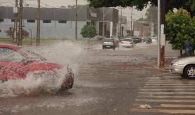 Chuva causa alagamentos no interior do PR-stock-foto