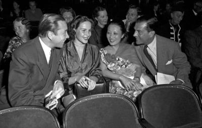 Bildnummer: 57013607  Datum: 10.06.1951  Copyright: imago/Future Image1. Internationale Filmfestspiele Berlin / 1st Berlin Film Festival (Berlinale), 06.-17. Juni 1951 Michi Tanaka und Viktor de Kowa mit Kollegen Kultur Entertainment People Film 1. Internationale Filmfestspiele Berlinale Berlin sw x0x xkg 1951 quer Aufmacher Schauspieler S?ngerin Oper  57013607 Date 10 06 1951 Copyright Imago Future Image 1 International Film Festival Berlin 1st Berlin Film Festival Berlinale 06 17 June 1951 Michi Tanaka and Viktor de Kowa with Colleagues Culture Entertainment Celebrities Film 1 International Film Festival Berlinale Berlin black and white x0x xkg 1951 horizontal Highlight Actor Singer Opera-stock-foto