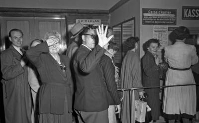 Bildnummer: 57013616  Datum: 10.06.1951  Copyright: imago/Future Image1. Internationale Filmfestspiele Berlin / 1st Berlin Film Festival (Berlinale), 06.-17. Juni 1951 Kinobesucher Kultur Entertainment People Film 1. Internationale Filmfestspiele Berlinale Berlin sw x0x xkg 1951 quer Kinokasse Ostgeldkasten Publikum  57013616 Date 10 06 1951 Copyright Imago Future Image 1 International Film Festival Berlin 1st Berlin Film Festival Berlinale 06 17 June 1951 Admissions Culture Entertainment Celebrities Film 1 International Film Festival Berlinale Berlin black and white x0x xkg 1951 horizontal Box office  crowd-stock-foto