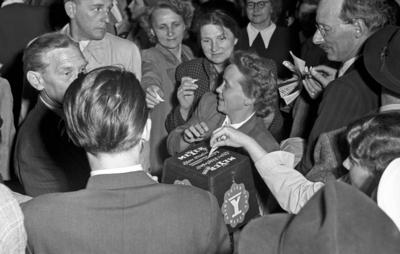 Bildnummer: 57013619  Datum: 10.06.1951  Copyright: imago/Future Image1. Internationale Filmfestspiele Berlin / 1st Berlin Film Festival (Berlinale), 06.-17. Juni 1951 Abgabe der Stimmzettel f?r die Berlinale-Publikumswahl Kultur Entertainment People Film 1. Internationale Filmfestspiele Berlinale Berlin sw x0x xkg 1951 quer Wahl Publikum  57013619 Date 10 06 1951 Copyright Imago Future Image 1 International Film Festival Berlin 1st Berlin Film Festival Berlinale 06 17 June 1951 Fee the Ballot for the Berlinale  Culture Entertainment Celebrities Film 1 International Film Festival Berlinale Berlin black and white x0x xkg 1951 horizontal Choice crowd-stock-foto