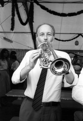 B?rgerfest Kleinhadern 1983, Bundesminister der Justiz Hans A. Engelhard (FDP) mit Trompete-stock-photo