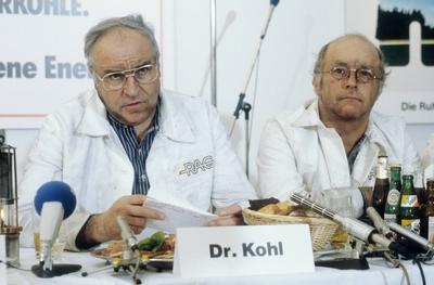 Helmut Kohl (li.) mit Norbert Bl?m 11/86 - Mann Politik Politiker CDU Ex-Bundeskanzler Partei ehemaliger Bundeskanzler-stock-photo