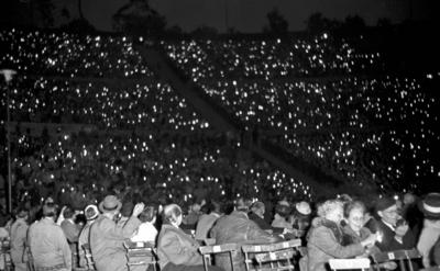 Bildnummer: 56994557  Datum: 10.06.1951  Copyright: imago/Future Image1. Internationale Filmfestspiele Berlin / 1st Berlin Film Festival (Berlinale), 06.-17. Juni 1951 Waldb?hne Publikum Kultur Entertainment Fans Zuschauer Film 1. Internationale Filmfestspiele Berlinale Berlin Historie Filmgeschichte sw x0x xub 1951 quer Highlight Freilichtkino Open Air Kino  56994557 Date 10 06 1951 Copyright Imago Future Image 1 International Film Festival Berlin 1st Berlin Film Festival Berlinale 06 17 June 1951 Forest stage crowd Culture Entertainment supporters Spectators Film 1 International Film Festival Berlinale Berlin History Film History black and white x0x  1951 horizontal Highlight Open-air cinema Open Air Cinema-stock-photo