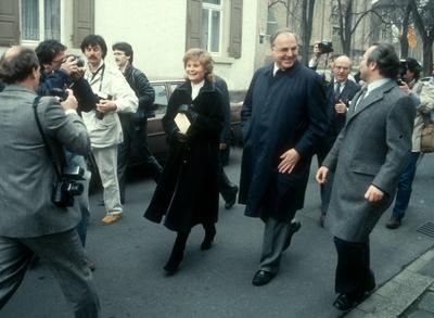 Helmut Kohl , CDU , mit seiner Frau Hannelore auf dem Weg zum Wahllokal ( Wahl 1983 ) , Oggersheim Oesterreich PUBLICAT-stock-foto