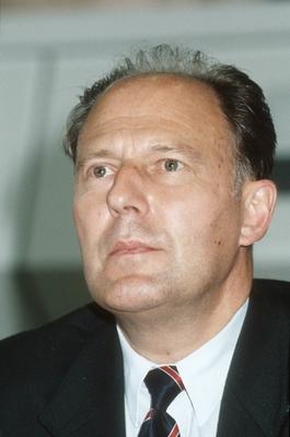 Dr. J?rgen Warnke (Politiker) 06/88 dar Dr. J?rgen Warnke im Juni 1988 Deutschland deutsch Deutscher Mann Politik Minis-stock-photo