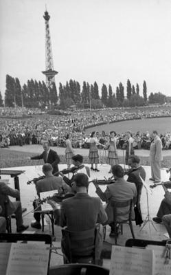 Bildnummer: 56994585  Datum: 10.06.1951  Copyright: imago/Future Image1. Internationale Filmfestspiele Berlin / 1st Berlin Film Festival (Berlinale), 06.-17. Juni 1951 Hans Richter dirigiert Kultur Entertainment People Film 1. Internationale Filmfestspiele Berlinale Berlin Historie Filmgeschichte sw x0x xub 1951 hoch Schauspieler Funkturm  56994585 Date 10 06 1951 Copyright Imago Future Image 1 International Film Festival Berlin 1st Berlin Film Festival Berlinale 06 17 June 1951 Hans Judges conducts Culture Entertainment Celebrities Film 1 International Film Festival Berlinale Berlin History Film History black and white x0x  1951 vertical Actor Radio tower-stock-photo
