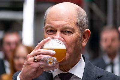 Olaf Scholz besucht die Privatbrauerei Glaab in Seligenstadt.-stock-foto