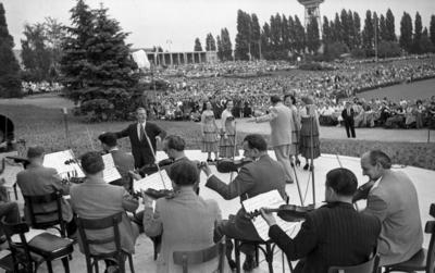 Bildnummer: 56994583  Datum: 10.06.1951  Copyright: imago/Future Image1. Internationale Filmfestspiele Berlin / 1st Berlin Film Festival (Berlinale), 06.-17. Juni 1951 Hans Richter dirigiert Kultur Entertainment People Film 1. Internationale Filmfestspiele Berlinale Berlin Historie Filmgeschichte sw x0x xub 1951 quer premiumd Schauspieler  56994583 Date 10 06 1951 Copyright Imago Future Image 1 International Film Festival Berlin 1st Berlin Film Festival Berlinale 06 17 June 1951 Hans Judges conducts Culture Entertainment Celebrities Film 1 International Film Festival Berlinale Berlin History Film History black and white x0x  1951 horizontal premiumd Actor-stock-photo