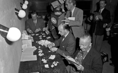 Bildnummer: 57013621  Datum: 10.06.1951  Copyright: imago/Future Image1. Internationale Filmfestspiele Berlin / 1st Berlin Film Festival (Berlinale), 06.-17. Juni 1951 Ausz?hlung der Stimmzettel der Berlinale-Publikumswahl Kultur Entertainment People Film 1. Internationale Filmfestspiele Berlinale Berlin sw x0x xkg 1951 quer Publikum Wahl  57013621 Date 10 06 1951 Copyright Imago Future Image 1 International Film Festival Berlin 1st Berlin Film Festival Berlinale 06 17 June 1951 Counting the Ballot the Berlinale  Culture Entertainment Celebrities Film 1 International Film Festival Berlinale Berlin black and white x0x xkg 1951 horizontal crowd Choice-stock-foto