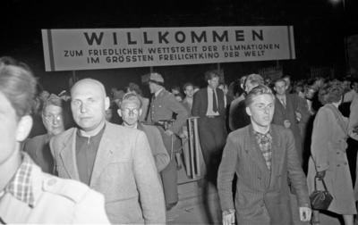Bildnummer: 56994561  Datum: 10.06.1951  Copyright: imago/Future Image1. Internationale Filmfestspiele Berlin / 1st Berlin Film Festival (Berlinale), 06.-17. Juni 1951 Waldb?hne Eingang Kultur Entertainment Fans Zuschauer Film 1. Internationale Filmfestspiele Berlinale Berlin Historie Filmgeschichte sw x0x xub 1951 quer Publikum Freilichtkino Open Air Kino Kinobesucher  56994561 Date 10 06 1951 Copyright Imago Future Image 1 International Film Festival Berlin 1st Berlin Film Festival Berlinale 06 17 June 1951 Forest stage Entrance Culture Entertainment supporters Spectators Film 1 International Film Festival Berlinale Berlin History Film History black and white x0x  1951 horizontal crowd Open-air cinema Open Air Cinema Admissions-stock-photo
