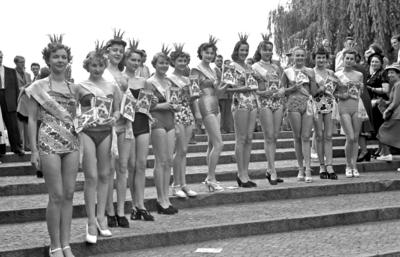 Bildnummer: 56994569  Datum: 10.06.1951  Copyright: imago/Future Image1. Internationale Filmfestspiele Berlin / 1st Berlin Film Festival (Berlinale), 06.-17. Juni 1951 Starlets Kultur Entertainment girls Starlet Film 1. Internationale Filmfestspiele Berlinale Berlin Historie Filmgeschichte sw x0x xub 1951 quer Highlight premiumd Badeanzug  56994569 Date 10 06 1951 Copyright Imago Future Image 1 International Film Festival Berlin 1st Berlin Film Festival Berlinale 06 17 June 1951  Culture Entertainment Girls Starlet Film 1 International Film Festival Berlinale Berlin History Film History black and white x0x  1951 horizontal Highlight premiumd Bathing suit-stock-photo