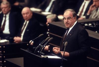 Bundeskanzler Helmut Kohl (BRD/CDU) w?hrend einer Debatte im Bundestag in Bonn-stock-photo