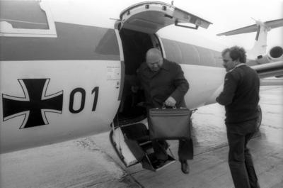 Landwirtschaftsminister Ignaz Kiechle (Deutschland/CSU)  steigt aus dem Flugzeug in Br?ssel-stock-foto