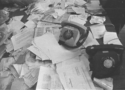 Zerrissene Akten auf einem Schreibtisch der Bezirksverwaltung des DDR-Ministeriums f?r Staatssicherheit in Erfurt. Ein B-stock-foto