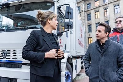 20.01.2025, Elektromobilit?t Erleben: Start der Kampagne E-Trucks.NRW, Live Demonstration von f?nf batterieelektrischen LKWs mit Ministerin Mona Neubar, Ministerin f?r Wirtschaft, Industrie, Klimaschutz und Energie des Landes Nordrhein-Westfalen-stock-foto