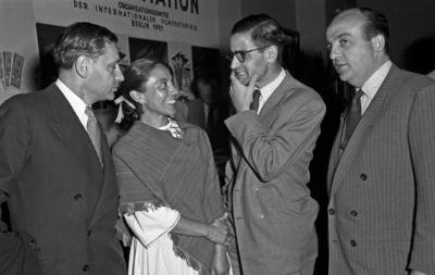 Bildnummer: 57013638  Datum: 10.06.1951  Copyright: imago/Future Image1. Internationale Filmfestspiele Berlin / 1st Berlin Film Festival (Berlinale), 06.-17. Juni 1951 Rosaura Revueltas, Bernard Blier Kultur Entertainment People Film 1. Internationale Filmfestspiele Berlinale Berlin sw x0x xkg 1951 quer Schauspielerin Schauspieler  57013638 Date 10 06 1951 Copyright Imago Future Image 1 International Film Festival Berlin 1st Berlin Film Festival Berlinale 06 17 June 1951 Rosaura  Bernard BLIER Culture Entertainment Celebrities Film 1 International Film Festival Berlinale Berlin black and white x0x xkg 1951 horizontal Actress Actor-stock-foto