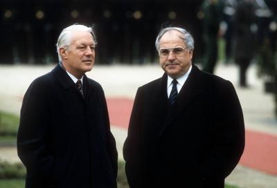 Bundeskanzler Helmut Kohl (R, Deutschland/CDU) und Wirtschaftsminister Gerhard Stoltenberg (Deutschland/CDU) - Weltwirt-stock-foto