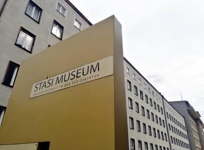 Ehemalige Stasi-Zentrale // Die Forschungs- und Gedenkst?tte Normannenstra?e im Haus 1 der ehemaligen Zentrale des Minis-stock-foto