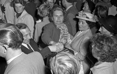 Bildnummer: 57013620  Datum: 10.06.1951  Copyright: imago/Future Image1. Internationale Filmfestspiele Berlin / 1st Berlin Film Festival (Berlinale), 06.-17. Juni 1951 Abgabe der Stimmzettel f?r die Berlinale-Publikumswahl Kultur Entertainment People Film 1. Internationale Filmfestspiele Berlinale Berlin sw x0x xkg 1951 quer Publikum Wahl  57013620 Date 10 06 1951 Copyright Imago Future Image 1 International Film Festival Berlin 1st Berlin Film Festival Berlinale 06 17 June 1951 Fee the Ballot for the Berlinale  Culture Entertainment Celebrities Film 1 International Film Festival Berlinale Berlin black and white x0x xkg 1951 horizontal crowd Choice-stock-foto