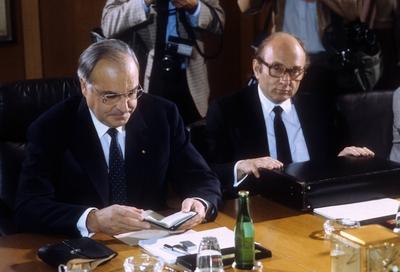 Bundeskanzler Helmut Kohl (li., BRD/CDU) und Wirtschaftsminister Otto Graf Lambsdorff (BRD/FDP) w?hrend einer Kabinetts-stock-foto