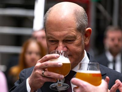 Olaf Scholz besucht die Privatbrauerei Glaab in Seligenstadt.-stock-foto