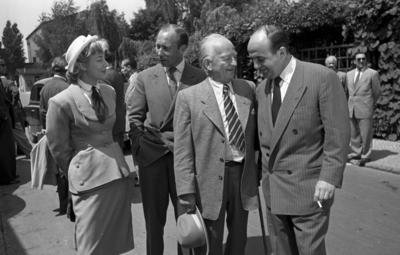 Bildnummer: 57013643  Datum: 10.06.1951  Copyright: imago/Future Image1. Internationale Filmfestspiele Berlin / 1st Berlin Film Festival (Berlinale), 06.-17. Juni 1951 France Roche, Carl Raddatz, Bernard Blier Kultur Entertainment People Film 1. Internationale Filmfestspiele Berlinale Berlin sw x0x xkg 1951 quer Schauspielerin Autorin Schauspieler  57013643 Date 10 06 1951 Copyright Imago Future Image 1 International Film Festival Berlin 1st Berlin Film Festival Berlinale 06 17 June 1951 France Roche Carl Raddatz Bernard BLIER Culture Entertainment Celebrities Film 1 International Film Festival Berlinale Berlin black and white x0x xkg 1951 horizontal Actress Author Actor-stock-foto