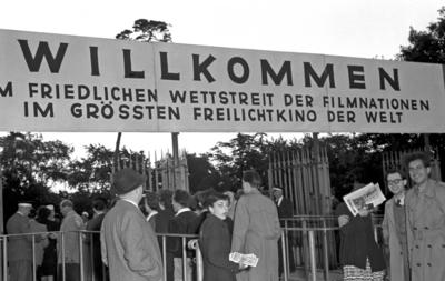 Bildnummer: 56994551  Datum: 10.06.1951  Copyright: imago/Future Image1. Internationale Filmfestspiele Berlin / 1st Berlin Film Festival (Berlinale), 06.-17. Juni 1951 Waldb?hne Eingang Kultur Entertainment Fans Zuschauer Film 1. Internationale Filmfestspiele Berlinale Berlin Historie Filmgeschichte sw x0x xub 1951 quer Highlight premiumd Open Air Kino Freilichtb?hne Publikum Kinobesucher  56994551 Date 10 06 1951 Copyright Imago Future Image 1 International Film Festival Berlin 1st Berlin Film Festival Berlinale 06 17 June 1951 Forest stage Entrance Culture Entertainment supporters Spectators Film 1 International Film Festival Berlinale Berlin History Film History black and white x0x  1951 horizontal Highlight premiumd Open Air Cinema Open-air stage crowd Admissions-stock-photo