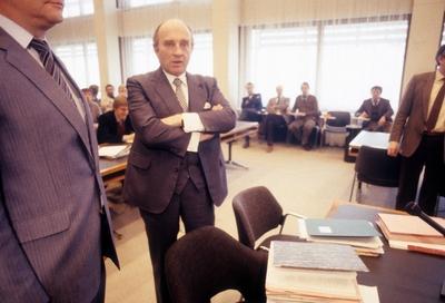 Wirtschaftsminister Otto Graf Lambsdorff (Deutschland/FDP) vor dem Kie?ling-Ausschuss in Bonn-stock-foto