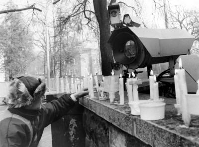 Anz?nden von Kerzen auf der Mauer vor der Bezirksverwaltung Dresden des Ministeriums f?r Staatssicherheit-stock-foto