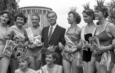 Bildnummer: 56994577  Datum: 10.06.1951  Copyright: imago/Future Image1. Internationale Filmfestspiele Berlin / 1st Berlin Film Festival (Berlinale), 06.-17. Juni 1951 Hans Richter mit Starlets Kultur Entertainment People Film 1. Internationale Filmfestspiele Berlinale Berlin Historie Filmgeschichte sw x0x xub 1951 quer Highlight premiumd Schauspieler  56994577 Date 10 06 1951 Copyright Imago Future Image 1 International Film Festival Berlin 1st Berlin Film Festival Berlinale 06 17 June 1951 Hans Judges with  Culture Entertainment Celebrities Film 1 International Film Festival Berlinale Berlin History Film History black and white x0x  1951 horizontal Highlight premiumd Actor-stock-photo