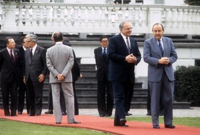Bundeskanzler Helmut Kohl (2.v.re., Deutschland/CDU) neben Au?enminister Hans-Dietrich Genscher (re., Deutschland/FDP)-stock-foto