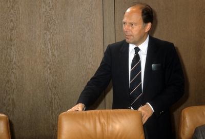 J?rgen Warnke (Deutschland/CSU/Bundesminister f?r Wirtschaftliche Zusammenarbeit) w?hrend einer Kabinettssitzung in Bon-stock-foto