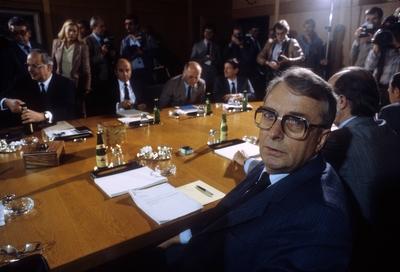 Ernst Breit (vorn BRD/Vorsitzender DGB) w?hrend eines Treffens mit (sitzend v.l.n.r.) Bundeskanzler Helmut Kohl (BRD/CD-stock-foto