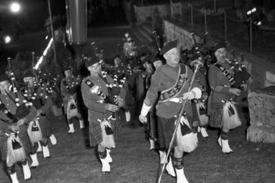 Bildnummer: 56994597  Datum: 10.06.1951  Copyright: imago/Future Image1. Internationale Filmfestspiele Berlin / 1st Berlin Film Festival (Berlinale), 06.-17. Juni 1951 Schottische Armeeband Kultur Entertainment Rahmenprogramm Film 1. Internationale Filmfestspiele Berlinale Berlin Historie Filmgeschichte sw x0x xub 1951 quer Dudelsack Kapelle Musikcorps Soldaten  56994597 Date 10 06 1951 Copyright Imago Future Image 1 International Film Festival Berlin 1st Berlin Film Festival Berlinale 06 17 June 1951 Scottish  Culture Entertainment Framework Programme Film 1 International Film Festival Berlinale Berlin History Film History black and white x0x  1951 horizontal Bagpipe Chapel Music Corps Soldiers-stock-photo