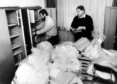 B?rgerrechtler sichern Akten in der ehemaligen Bezirksverwaltung Dresden des Ministeriums f?r Staatssicherheit-stock-foto