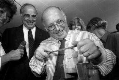 Bundeskanzler Helmut Kohl (L, Deutschland/CDU) und Arbeitsminister Norbert Bl?m (Deutschland/CDU)  / Kinderfest im Kanz-stock-foto