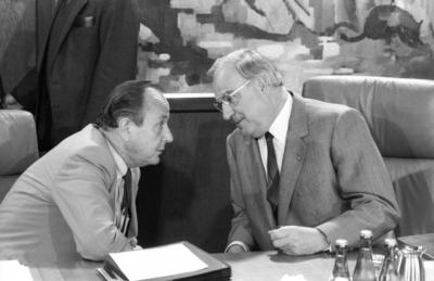 Hans-Dietrich Genscher (li.) mit Helmut Kohl 07/84 wow Hans-Dietrich Genscher (li.) mit Dr. Helmut Kohl im Juli 1984 De-stock-foto