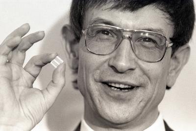Heinz Riesenhuber (Deutschland/CDU/Bundesminister f?r Forschung und Technologie) pr?sentiert den Prototyp eines 4-Megab-stock-foto