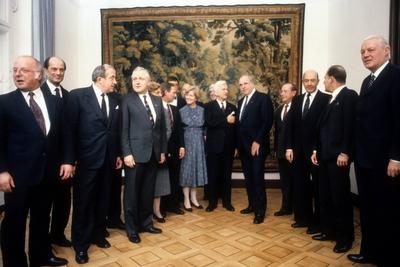 Bundespr?sident Richard von Weizs?cker (Mitte, BRD/CDU) begr??t mit Ehefrau Marianne (Mitte li.) das Kabinett von Bunde-stock-foto
