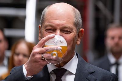 Olaf Scholz besucht die Privatbrauerei Glaab in Seligenstadt.-stock-foto
