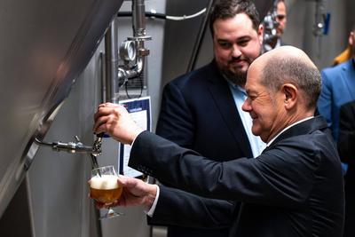 Olaf Scholz besucht die Privatbrauerei Glaab in Seligenstadt.-stock-foto