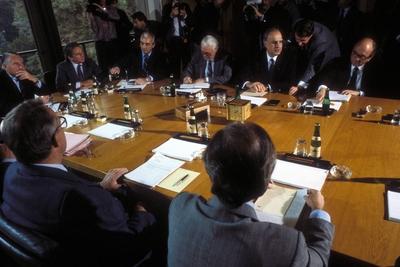 Bundeskanzler Helmut Kohl (hinten 2.v.re., GER/CDU) mit seinem Kabinett w?hrend einer Sitzung in Bonn-stock-foto